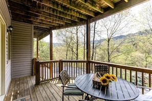 Front deck at entrance features a table to relax and enjoy the views