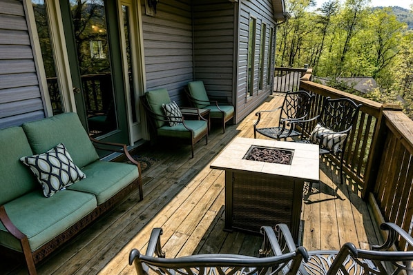 Enjoy a gas fire on the deck with views of mountains & slopes