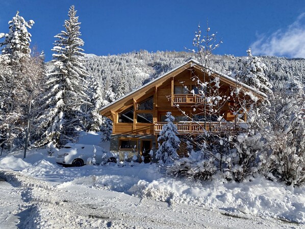 Chalet LE LORGNON under the snow