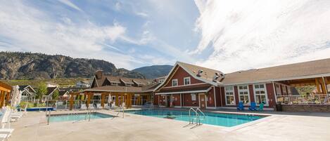 Clubhouse with two hot tubs, gym a kids pool and large heated general pool