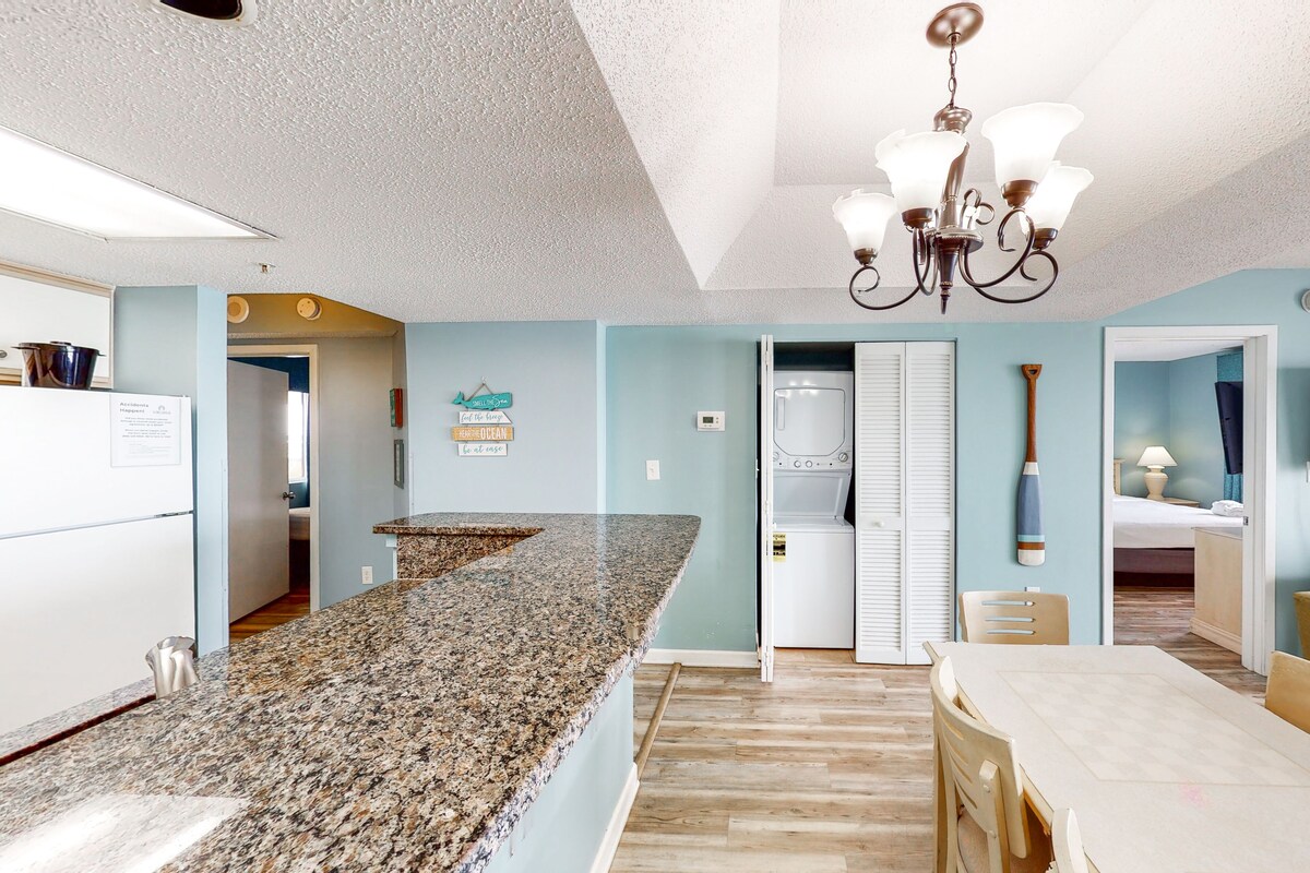 11th-floor oceanfront condo with beach views, hot tubs, pools, gym, central AC