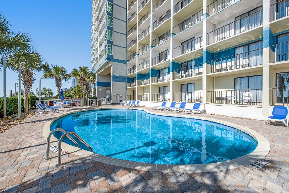 8th-floor oceanfront studio with central AC, pool, & hot tub