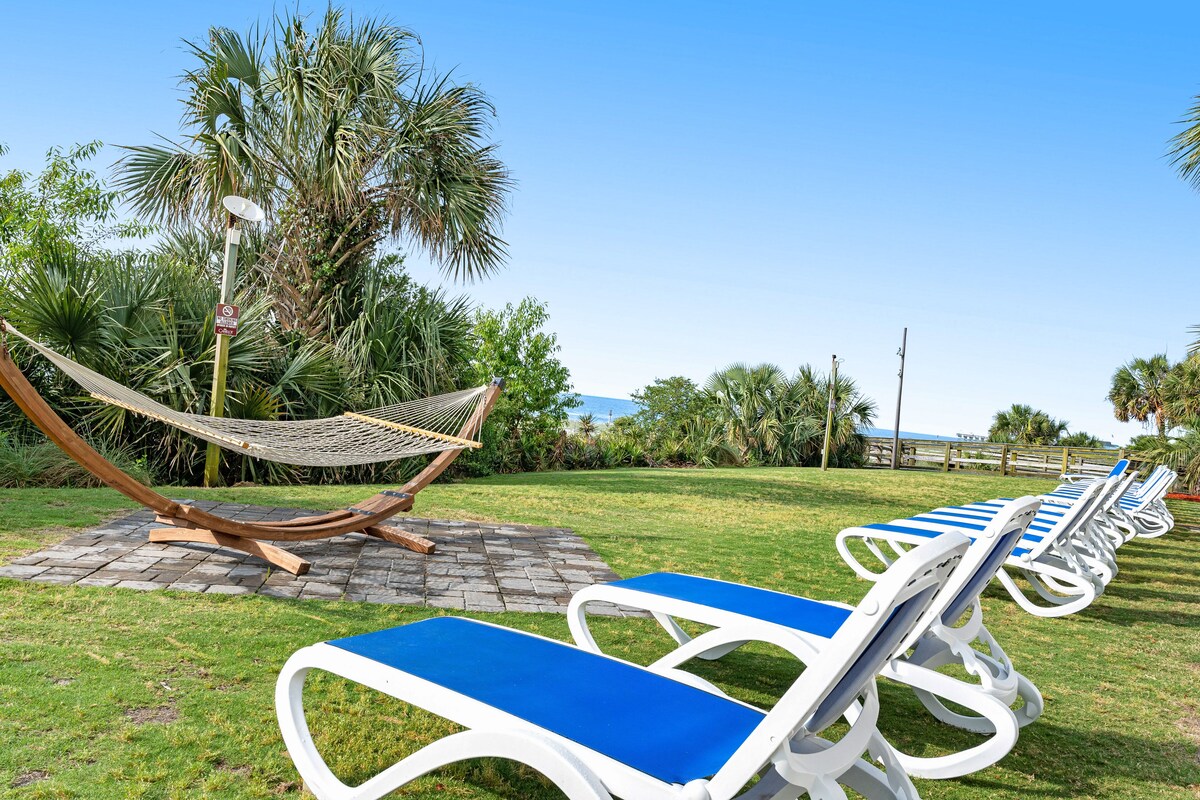 3rd-floor oceanfront condo with great beach views, hot tubs, pools & lazy river