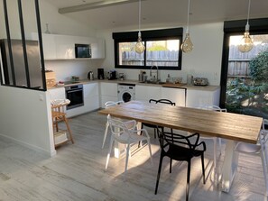 Cuisine entièrement équipée ouverte sur terrasse bois 
