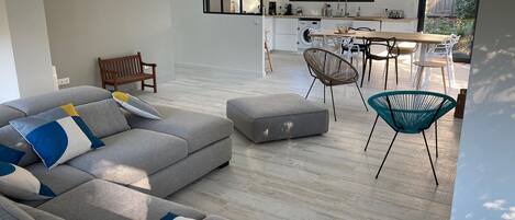 Grande piÚce de vie de 60m2 ouverte sur terrasse bois / Cheminée