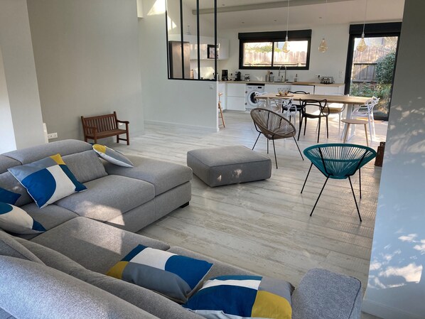 Grande pièce de vie de 60m2 ouverte sur terrasse bois / Cheminée 