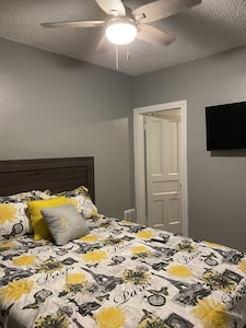 Cozy Spacious 6 Bedroom Home! In University City