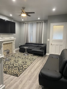 Cozy Spacious 6 Bedroom Home! In University City