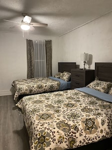 Cozy Spacious 6 Bedroom Home! In University City