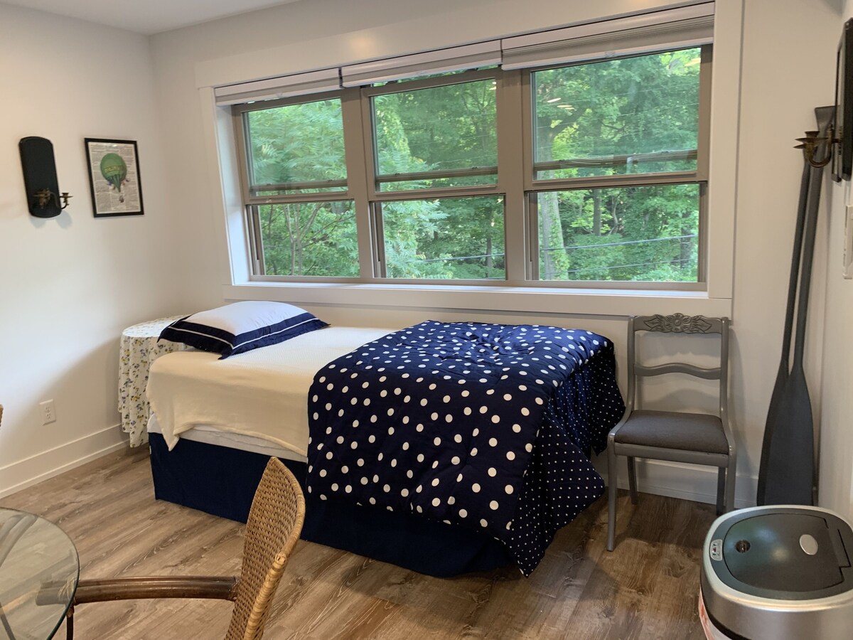 Modern Guest Suites in Beautiful Wooded Setting, Steps to Lake MI Sleeps 8