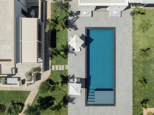 Piscina,area solarium e terrazze viste dall'alto