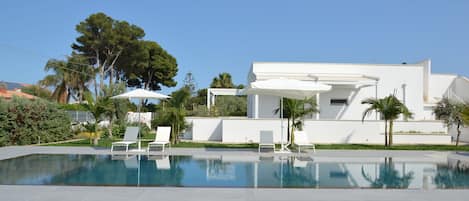 Vista della Villa dal  Solarium della piscina con idromassaggio