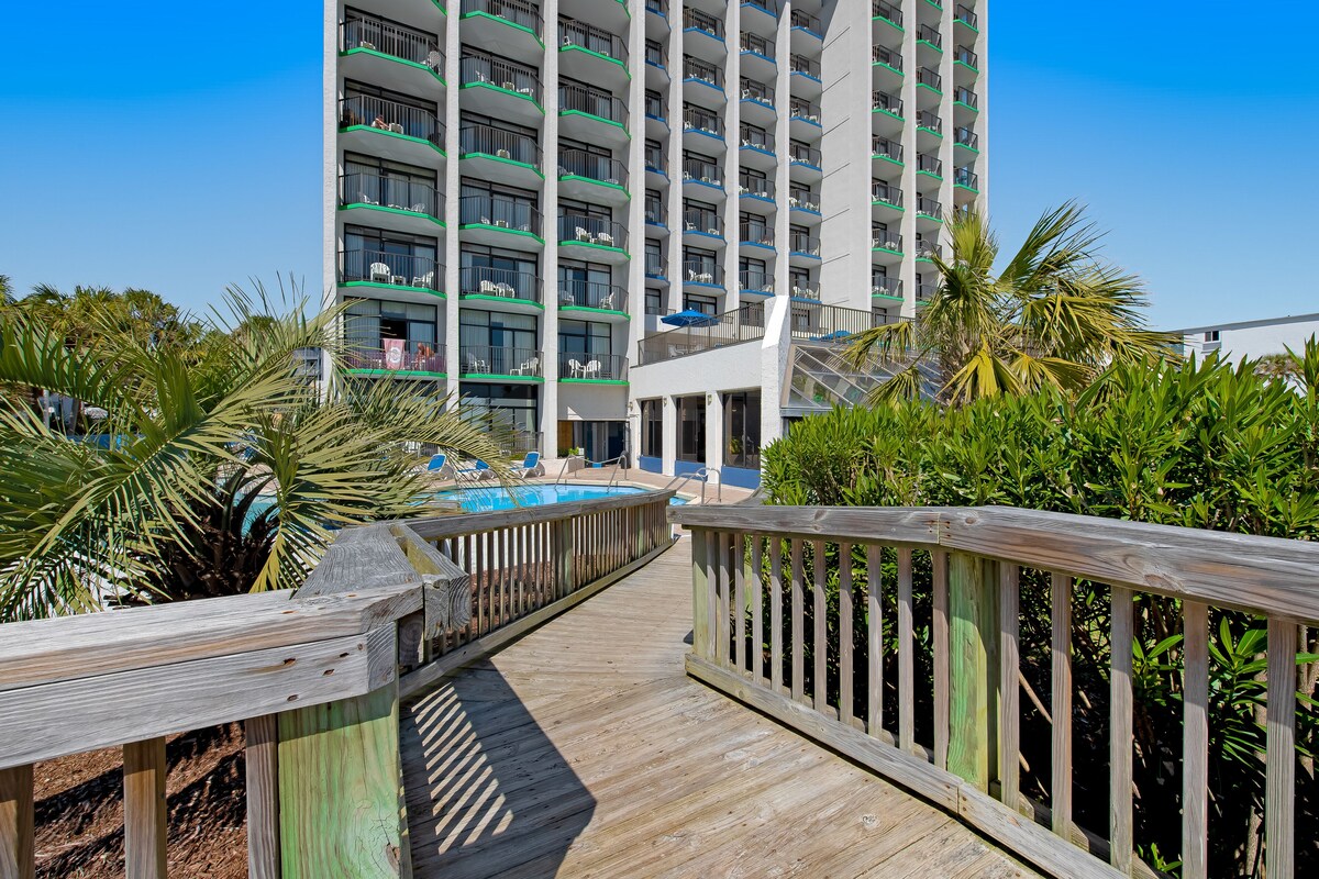 10th Floor Oceanfront Snowbird Friendly Studio w/ AC, Shared Pool/Hot Tub, WiFi