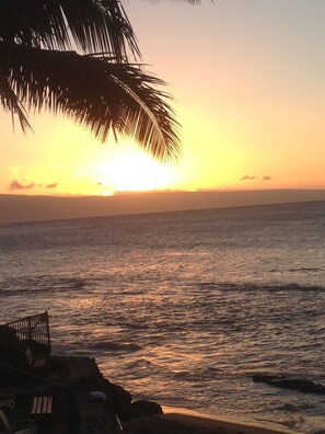 Just another amazing sunset looking south toward Moloka’i.