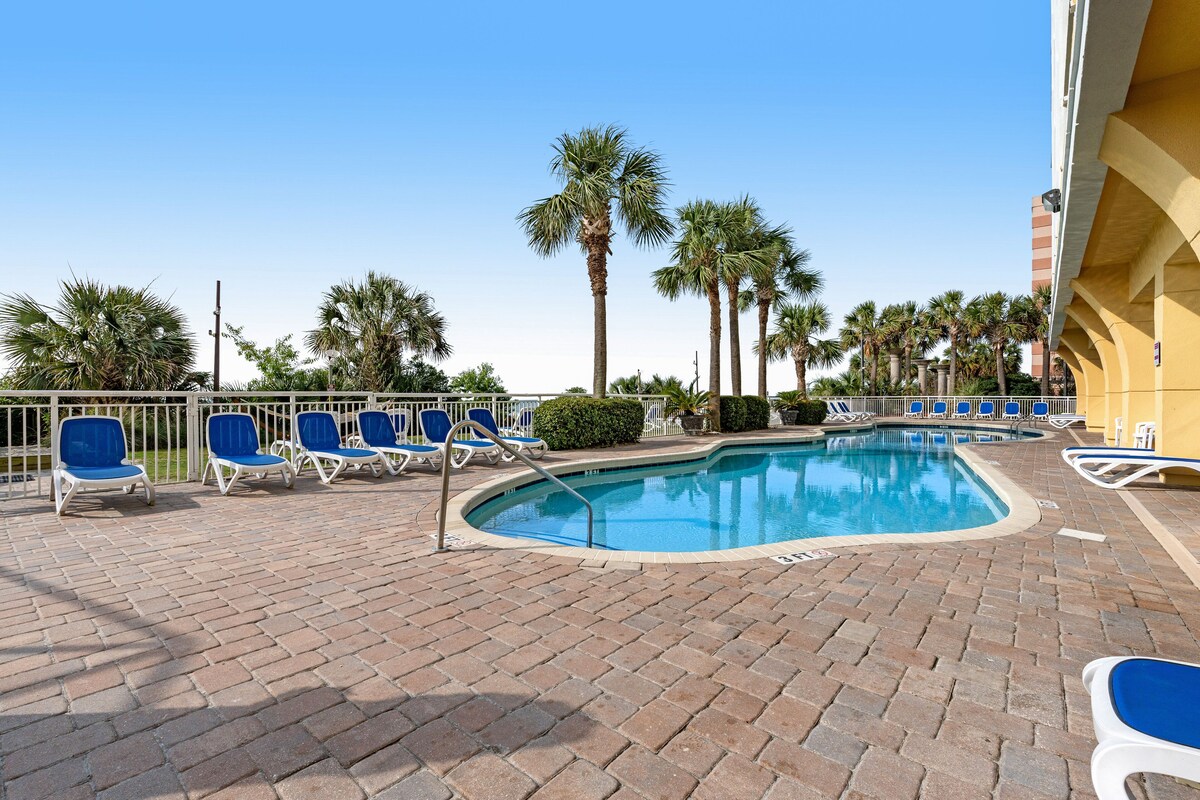 10th-floor oceanfront studio with full kitchen, hot tubs, pools, lazy river, gym