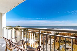 3rd-floor beach & oceanfront condo with balcony, AC, hot tubs, pools, lazy river