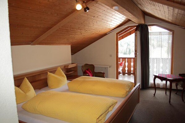 Doppelzimmer mit Balkon, Dusche und WC