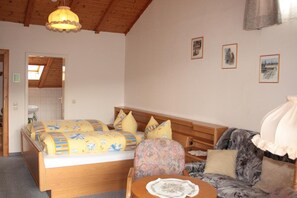 Doppelzimmer mit Balkon, Dusche und WC