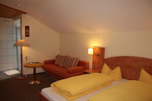 Doppelzimmer mit Balkon, Dusche und WC