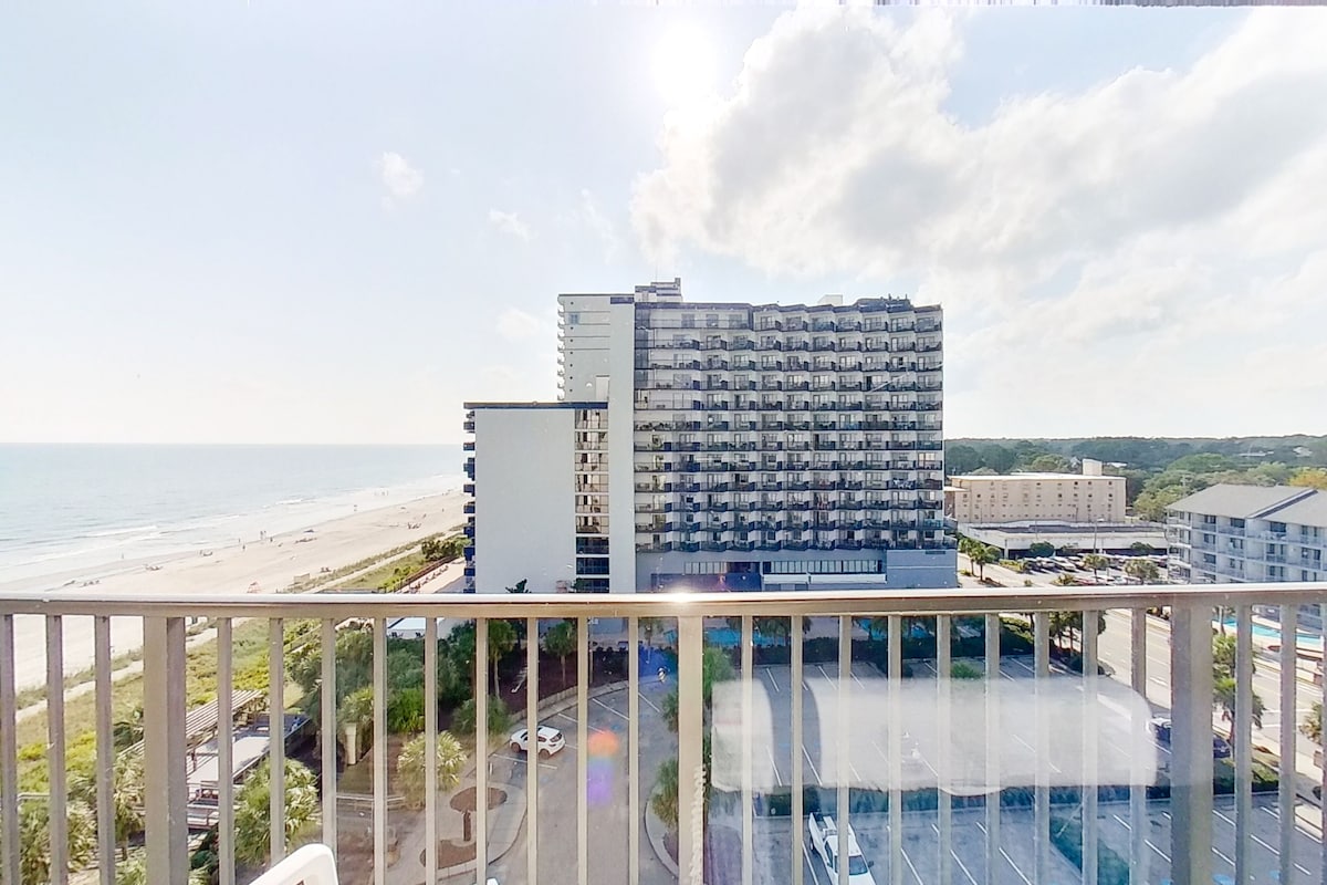 Ninth Floor Oceanfront Snowbird Friendly Retreat w/ WiFi, Shared Pool/Hot Tub
