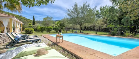 Vista dall'ombrarium verso la piscina e la villa