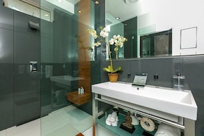 Bathroom on main level (non en-suite)