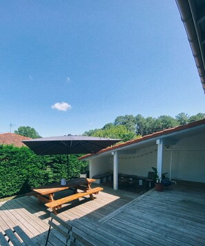 Terrasse, exposé est 
Plein soleil 