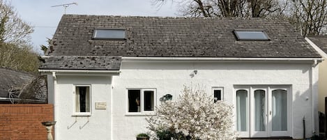 Front view of the cottage and driveway