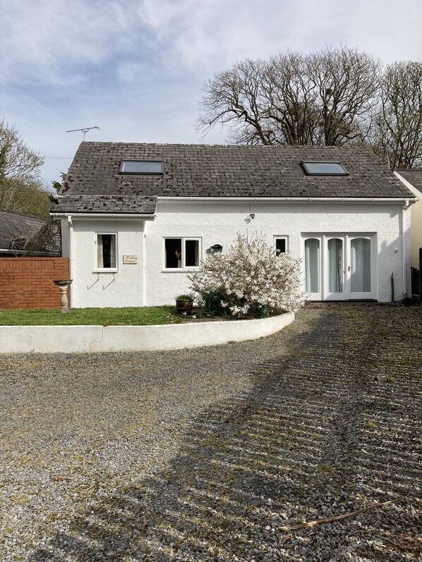 Front view of the cottage and driveway