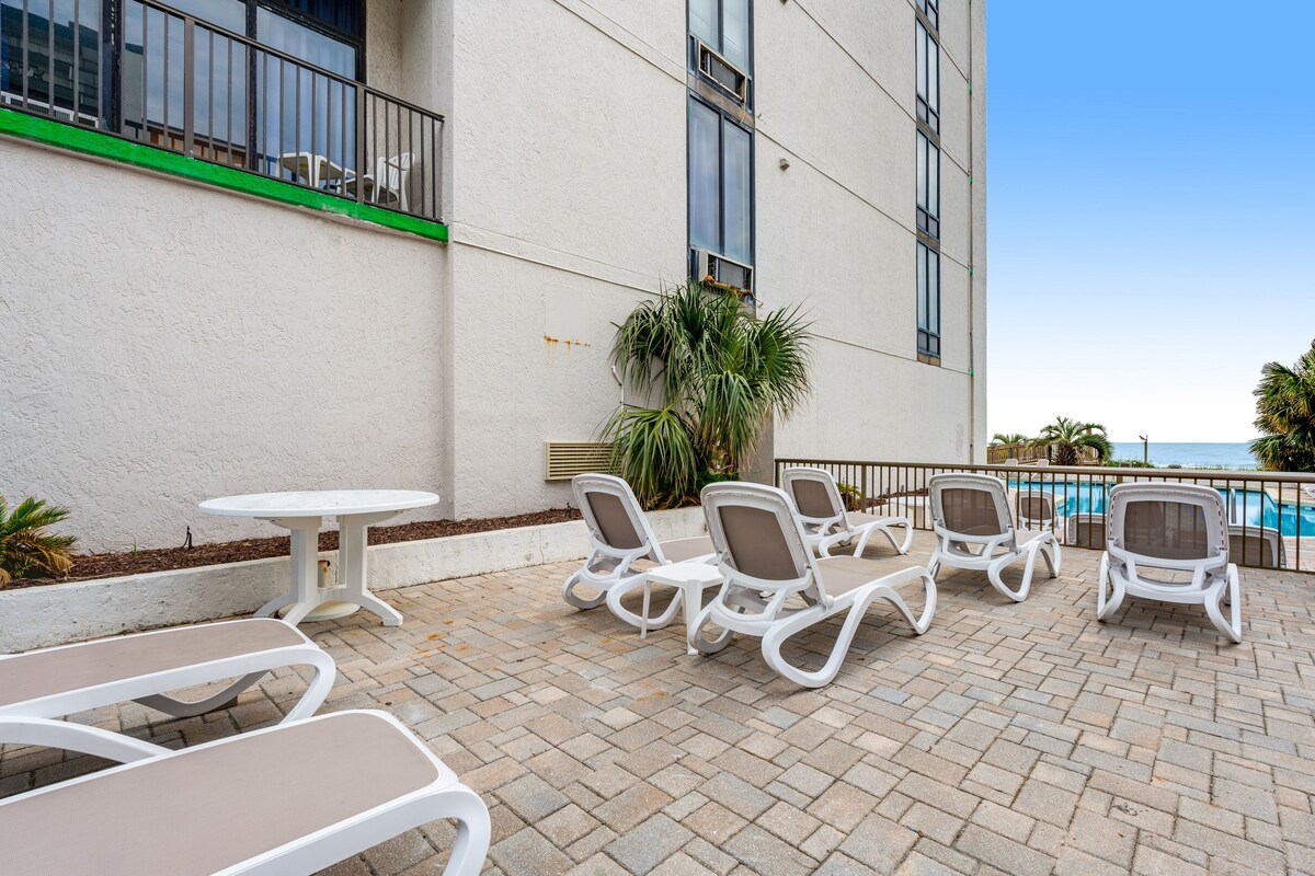 6th Floor Oceanfront Snowbird Friendly Studio w/ WiFi, Shared Pool/Hot Tub, AC