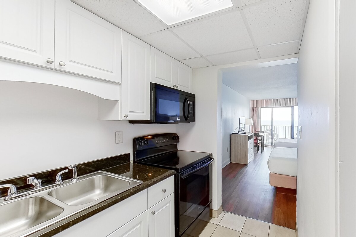 Ninth Floor Oceanfront Studio with AC, Shared Pool/Hot Tub – Snowbird Friendly