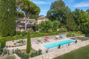 Piscine (4 x 15 mètres) sécurisée à partager avec Pitcholine en moyenne saison.