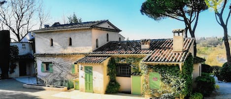 Entrée de la Campanette avec parking spacieux sécurisé pour trois voitures.