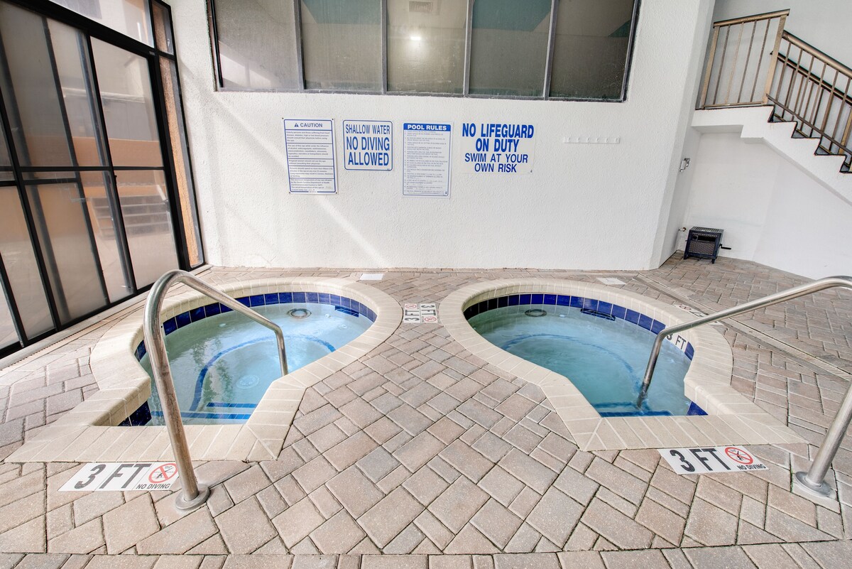 14th-floor ocean-view studio with AC, pools, hot tubs & gym – snowbird-friendly