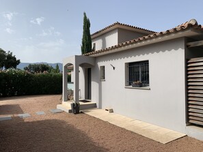 Façade de la villa avec vue sur les montagnes