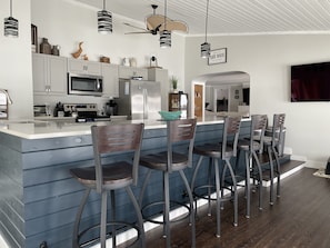 Tall bar top in kitchen seat 5 