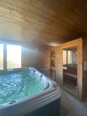 Indoor spa tub