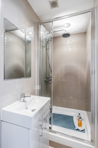 Apartment-Classic-Private Bathroom-Street View