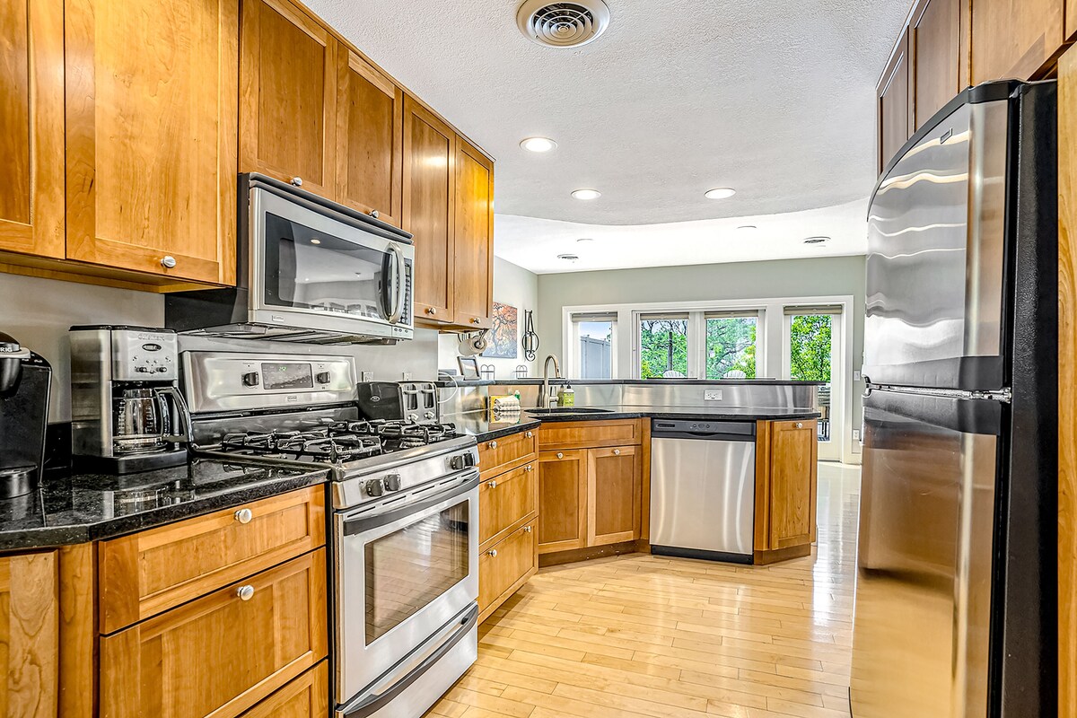Riverfront Home w/Private Deck/River Views/Free WiFi – Near Restaurants/Marina
