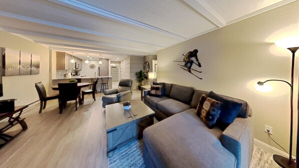 Deluxe Slopeside Condo Just Steps to Mammoth Mountain