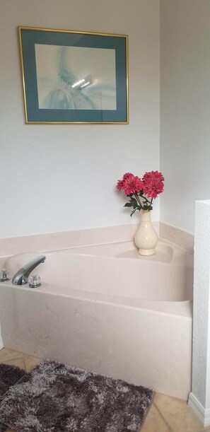 garden tub in en suite bathroom