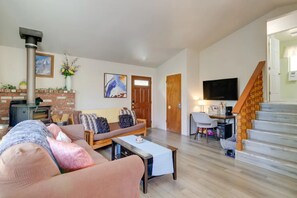 Living Room Free WIFI Woodstove Smart TV & Queen Sofa Sleeper