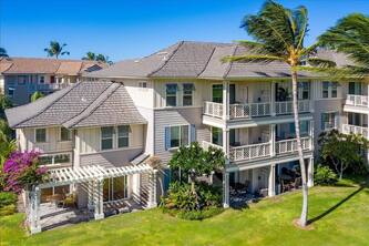2 Bed/2 Bath Hawaiian Vacation - Walking Distance to Beaches, Shopping & Golf