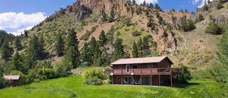 Cinnabar Canyon House- 12 miles from Yellowstone National Park- private basecamp