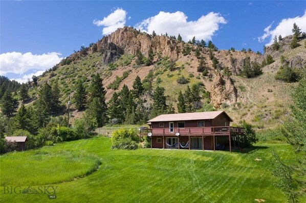 Cinnabar Canyon House- 12 miles from Yellowstone National Park- private basecamp