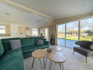 Fussboden, Interior Design, Zimmer, Grün, Möbel, Flooring, Tabelle, Couch, Wohnzimmer, Decke