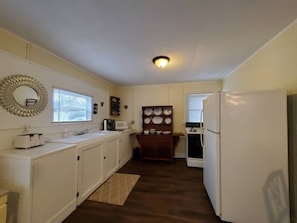 Palm Cottage offers a full kitchen