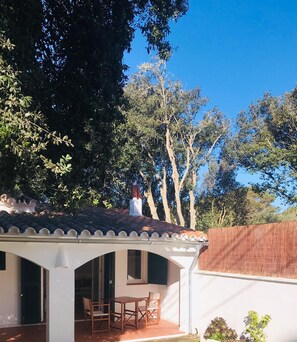 coin repas sur le salon de jardin minorquin