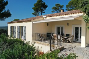 Covered Terrace with Dining Area and Sunshade at Villa Sygu