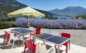 Speiseterrasse mit Lavendel & Malerischer Aussicht - Villa Dalaromeri